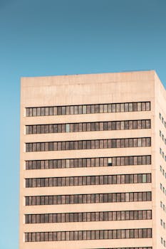 晴朗天空下墨尔本摩天大楼立面的低角度视图