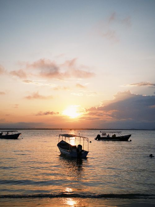 Free Serene view of boats on Paraná ocean at sunset, capturing the beauty of nature. Stock Photo