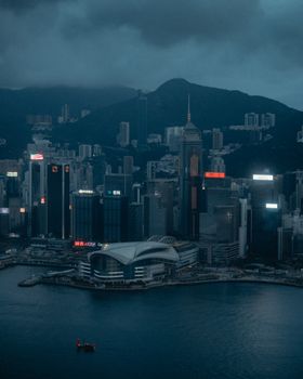 从空中俯瞰香港天际线，维多利亚港上空笼罩着壮丽的傍晚云彩。 - 相关推荐
