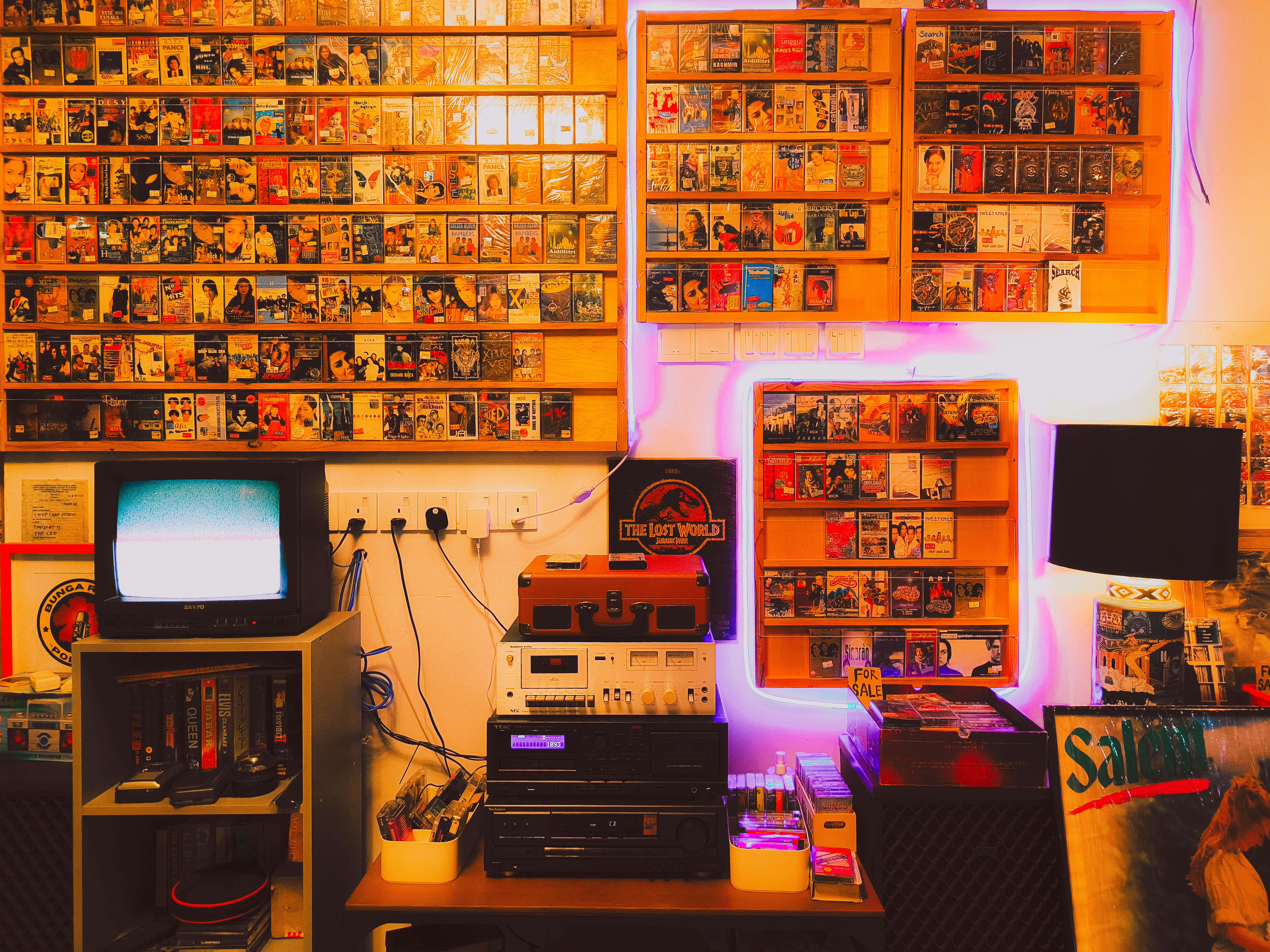 27 trivia nuggets from pop culture history about movies for fun — Photo by Noor Mohammad Sowan on Pexels