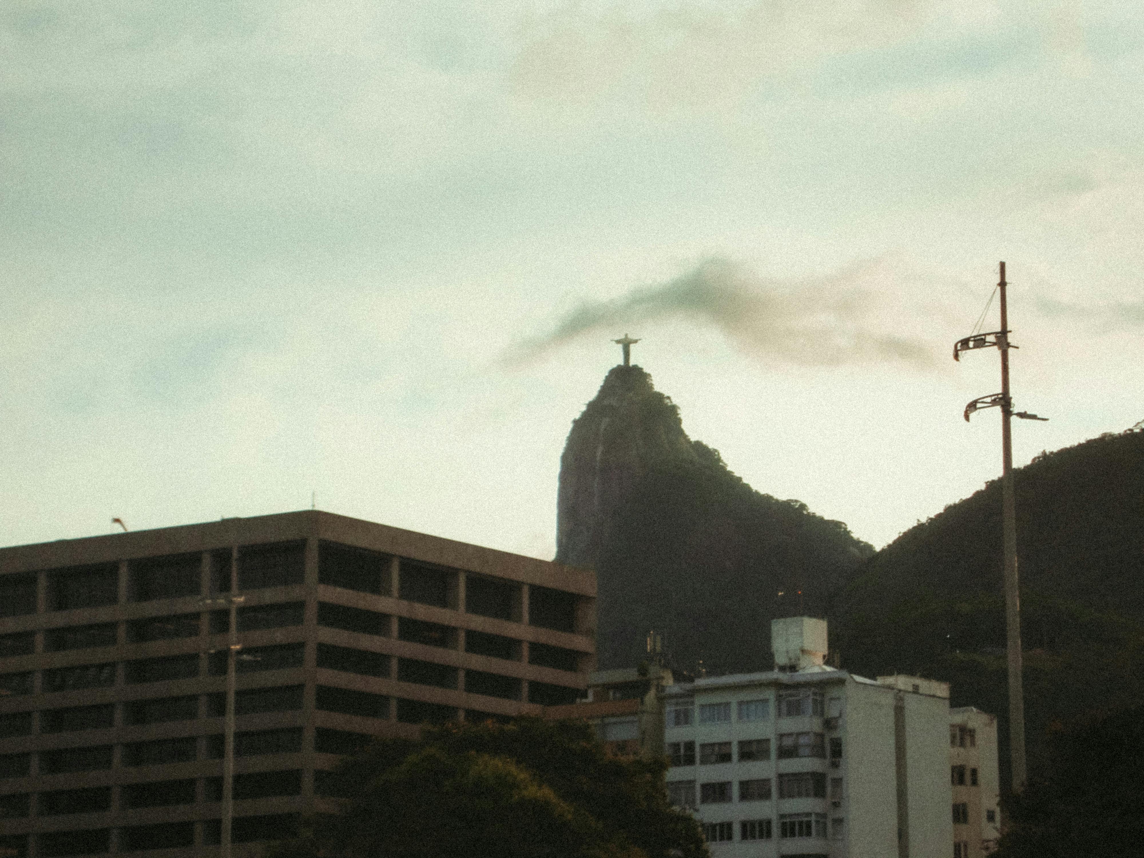 Como funciona o sofisticado serviço de Concierge em condomínios premium.