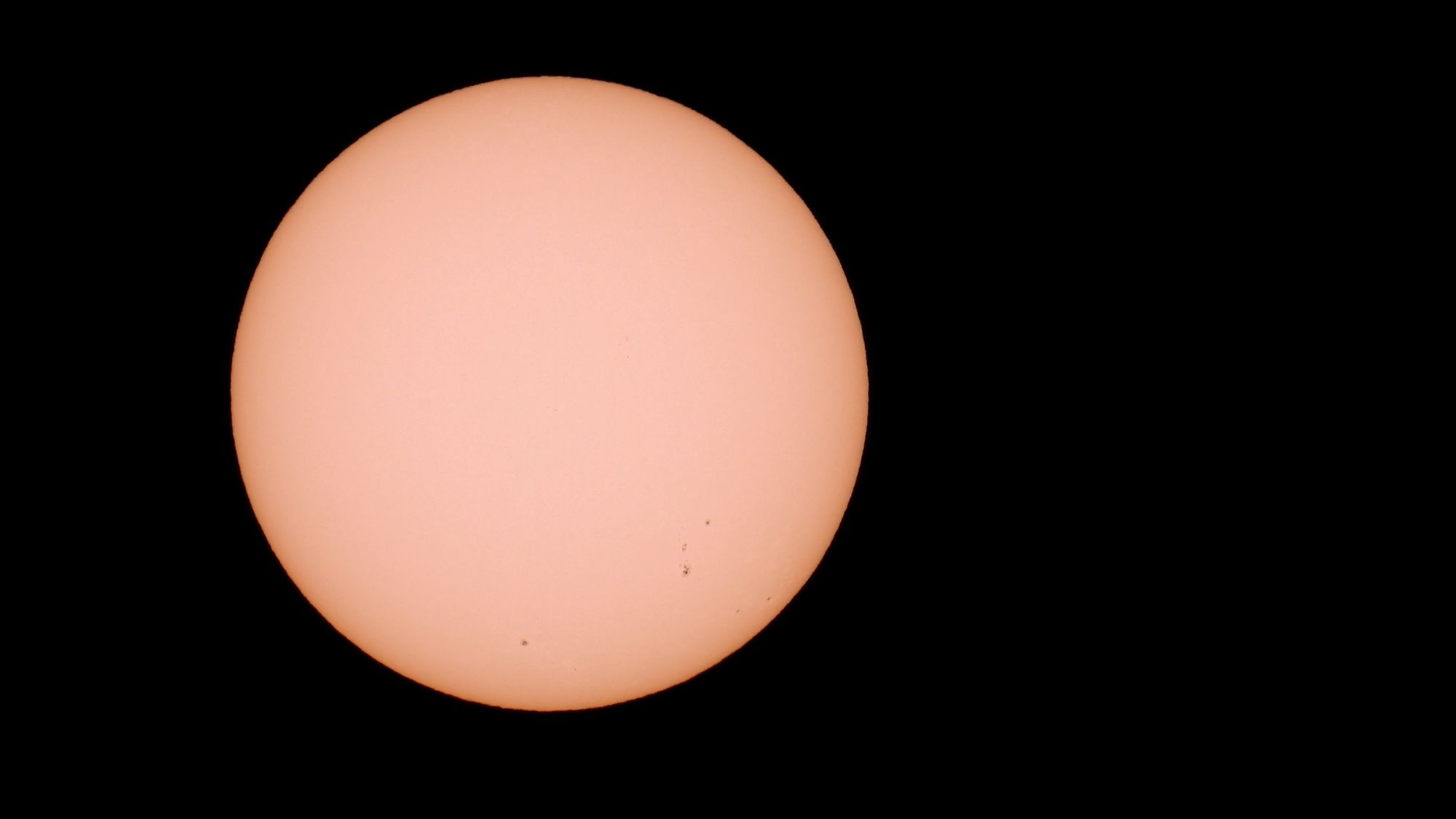 Primer plano de la superficie del Sol con una erupción de material saliendo del borde