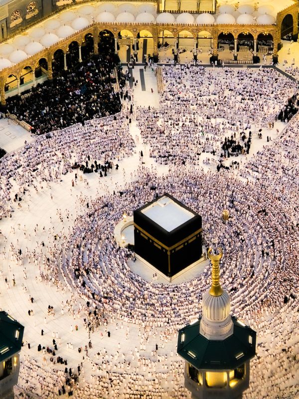 Jamaah melaksanakan tawaf mengelilingi Ka'bah