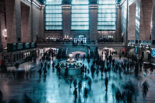 Metro İstasyonundaki İnsanlar