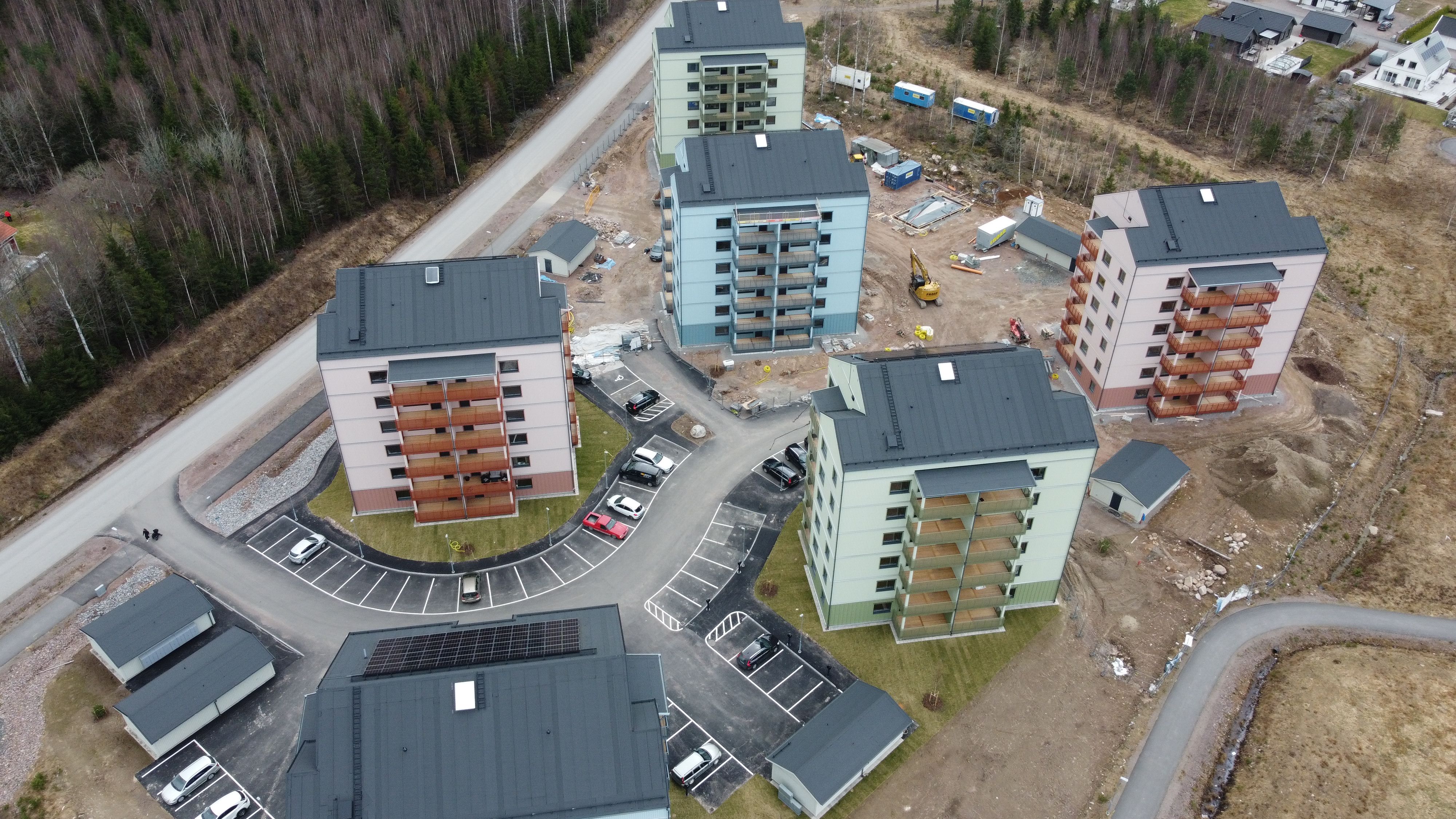grátis Fotografia aérea de edifícios residenciais em construção na Suécia, rodeados por floresta. Foto profissional