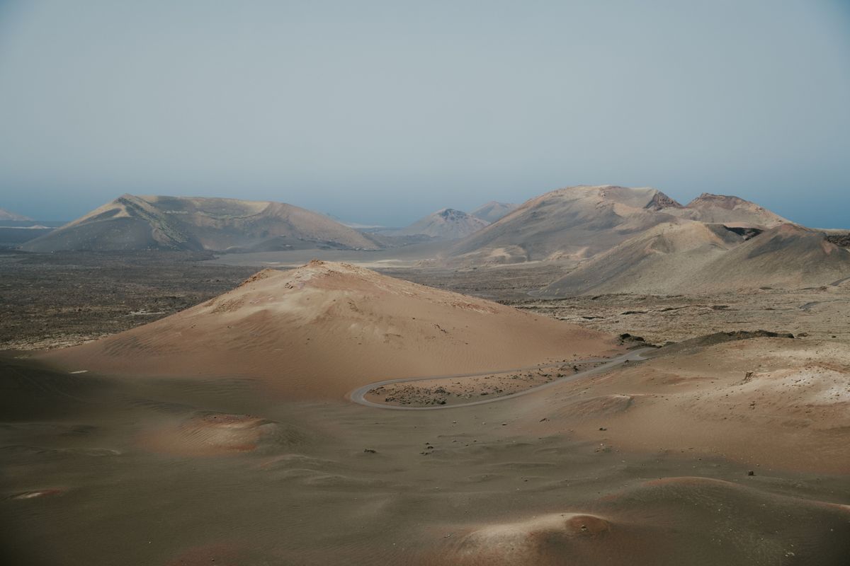 Paisaje volcánico del Parque Nacional de Timanfaya en Lanzarote