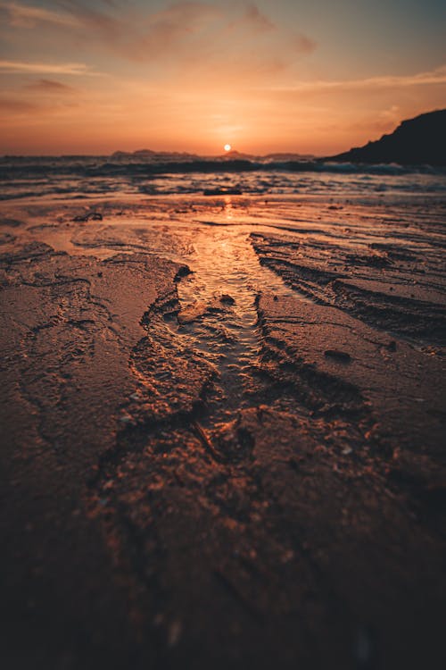 夜明けの砂のクローズアップ写真