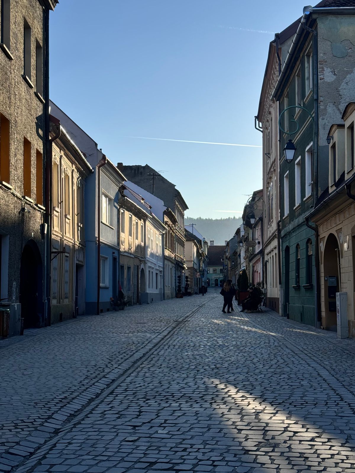 Stradă liniștită, pietruită din Brașov, în cartierul Șchei