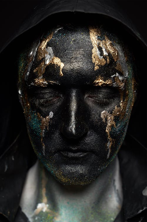 бесплатная Человек в черной и золотой маске для лица Стоковое фото