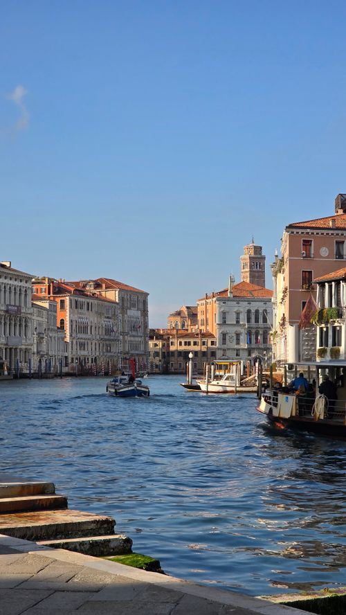 Free Picturesque view of Venice's historic canals and architecture under a clear blue sky. Stock Photo