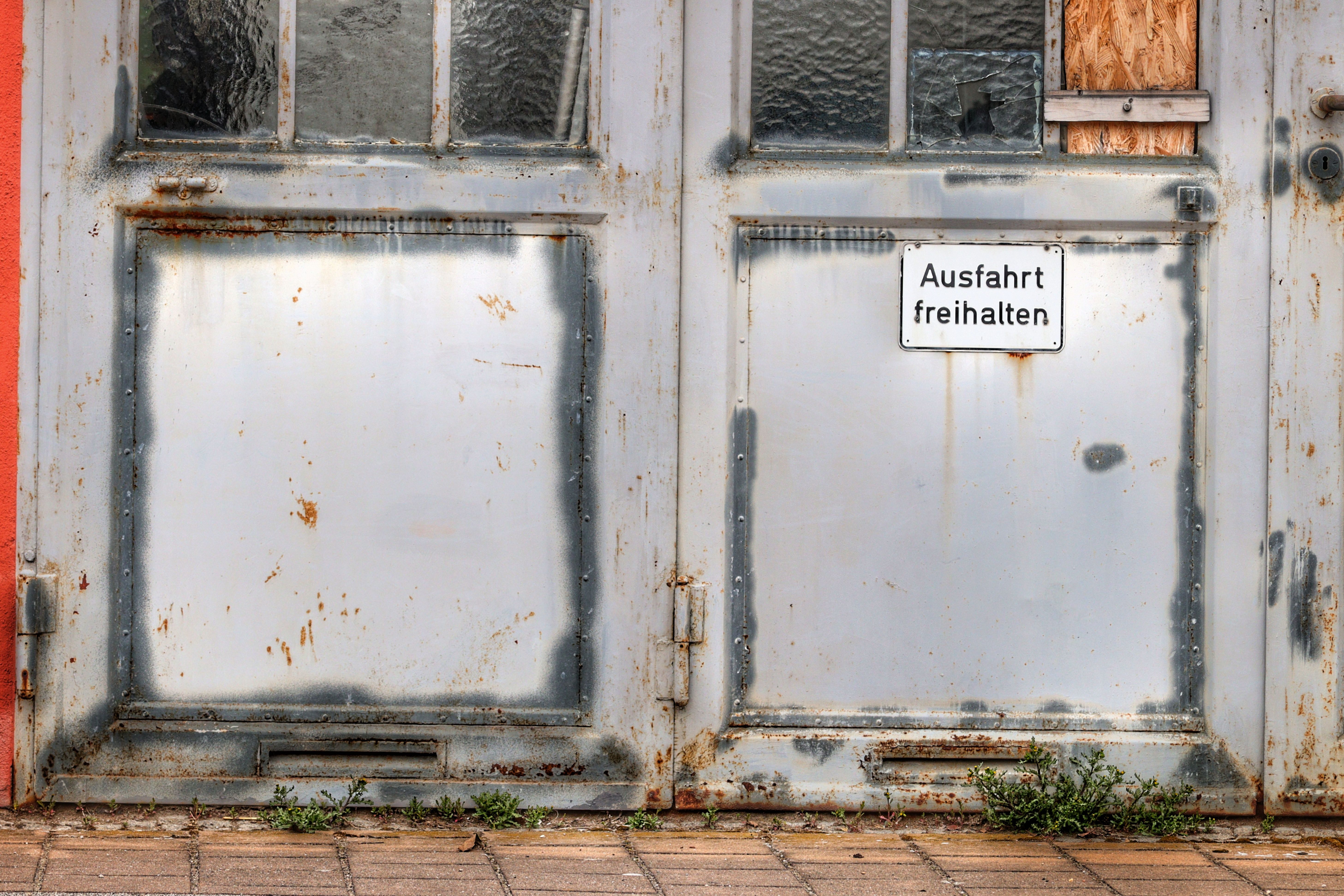 Rusty Garage Door with Warning Sign in German · Free Stock Photo
