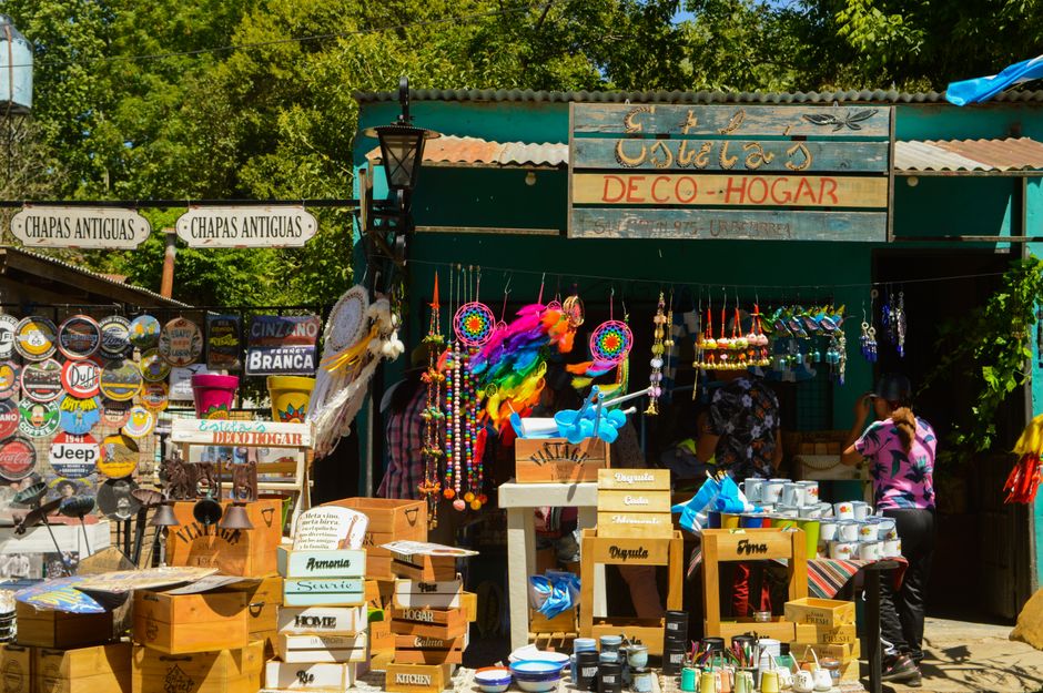 Kleurrijke schilderijen verlevendigen interieur tijdens zomerse markt. Kleurrijke schilderijen verlevendigen interieur tijdens zomerse markt.