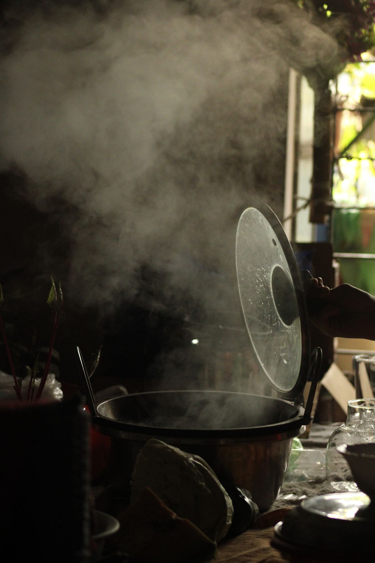 Panela liberando vapor em uma cozinha
