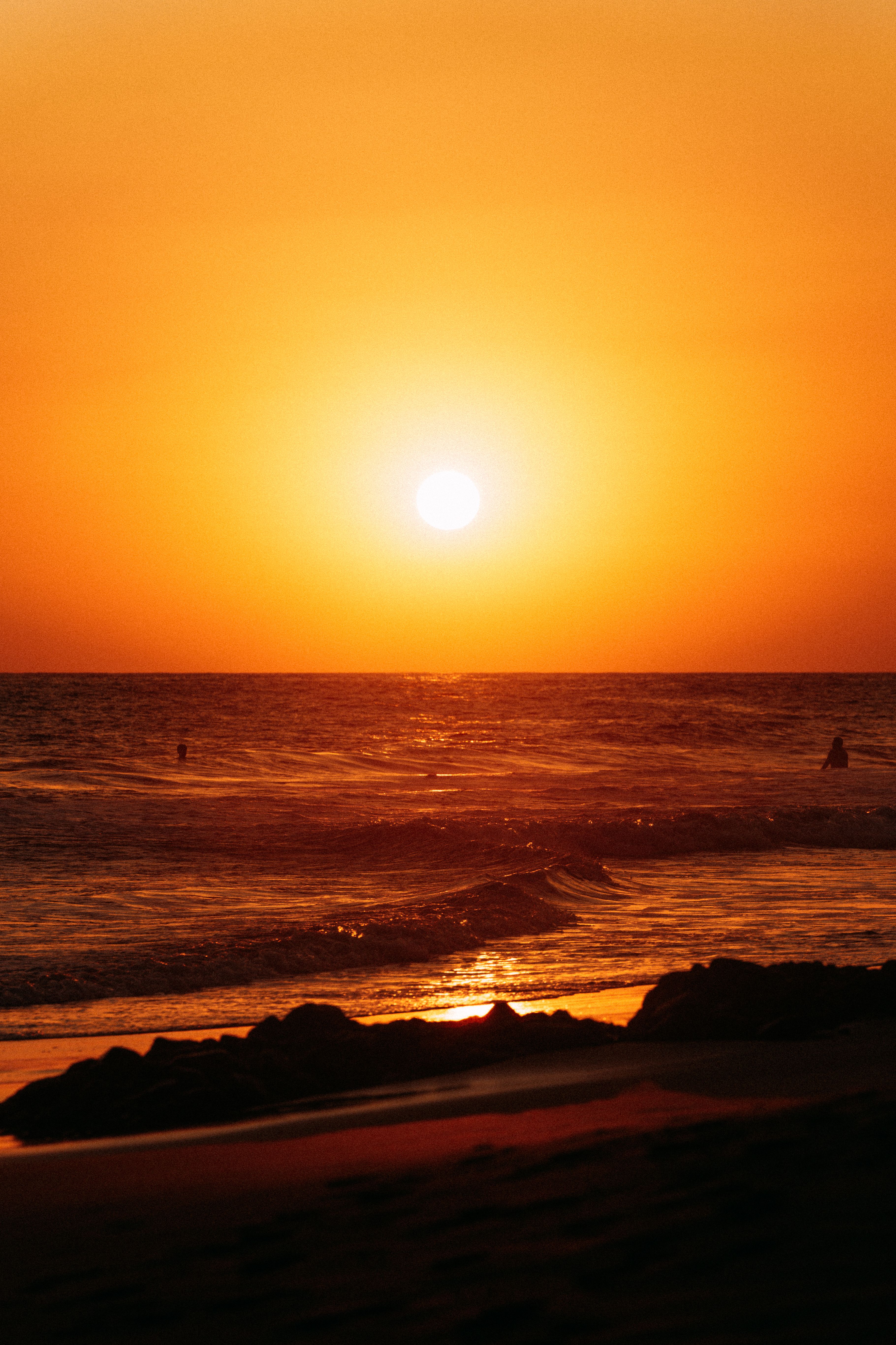 Vibrant Sunset Over Tranquil Ocean Waves · Free Stock Photo