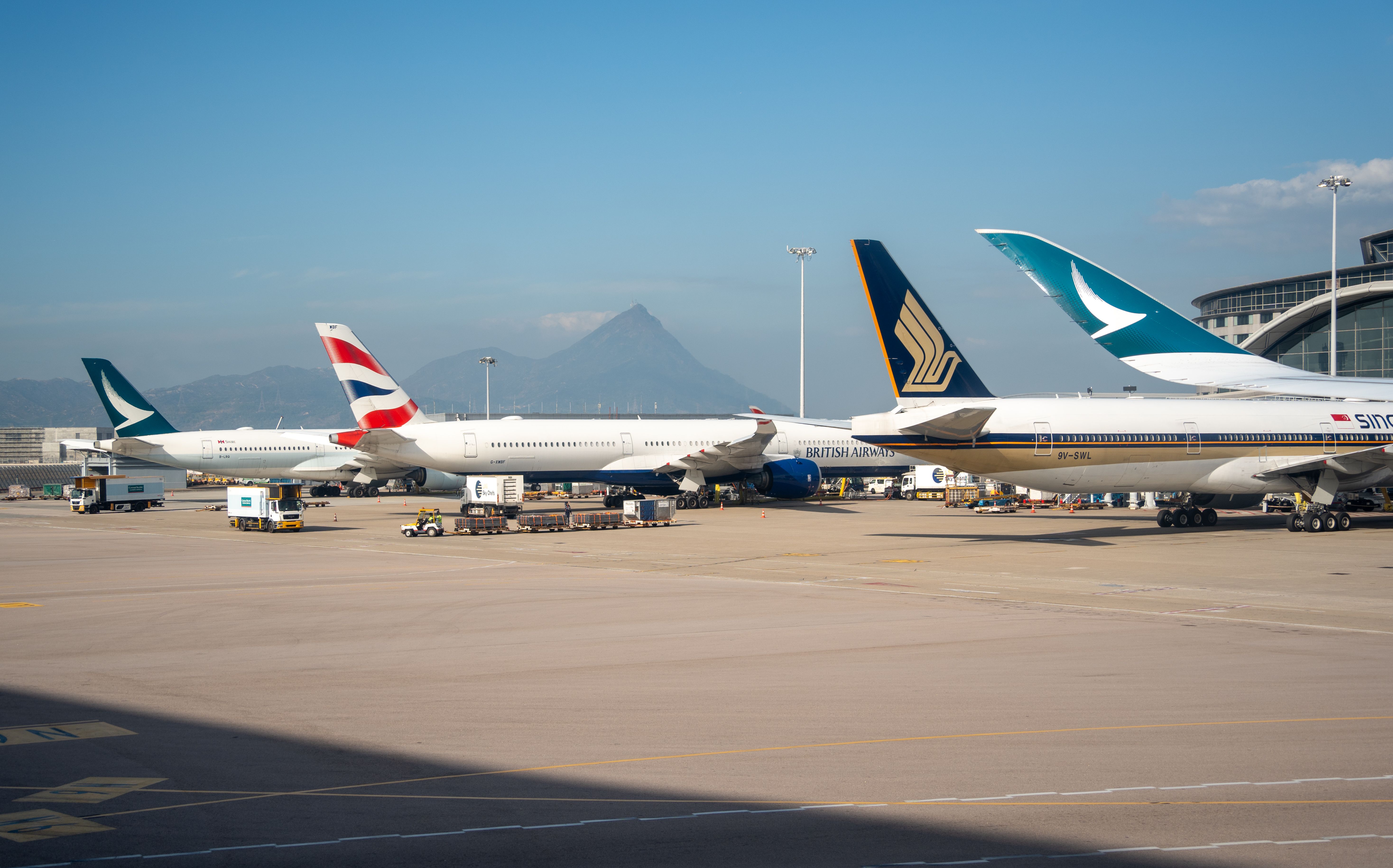 When to Use Airline Miles Instead of Paying — Photo by 分 参 on Pexels