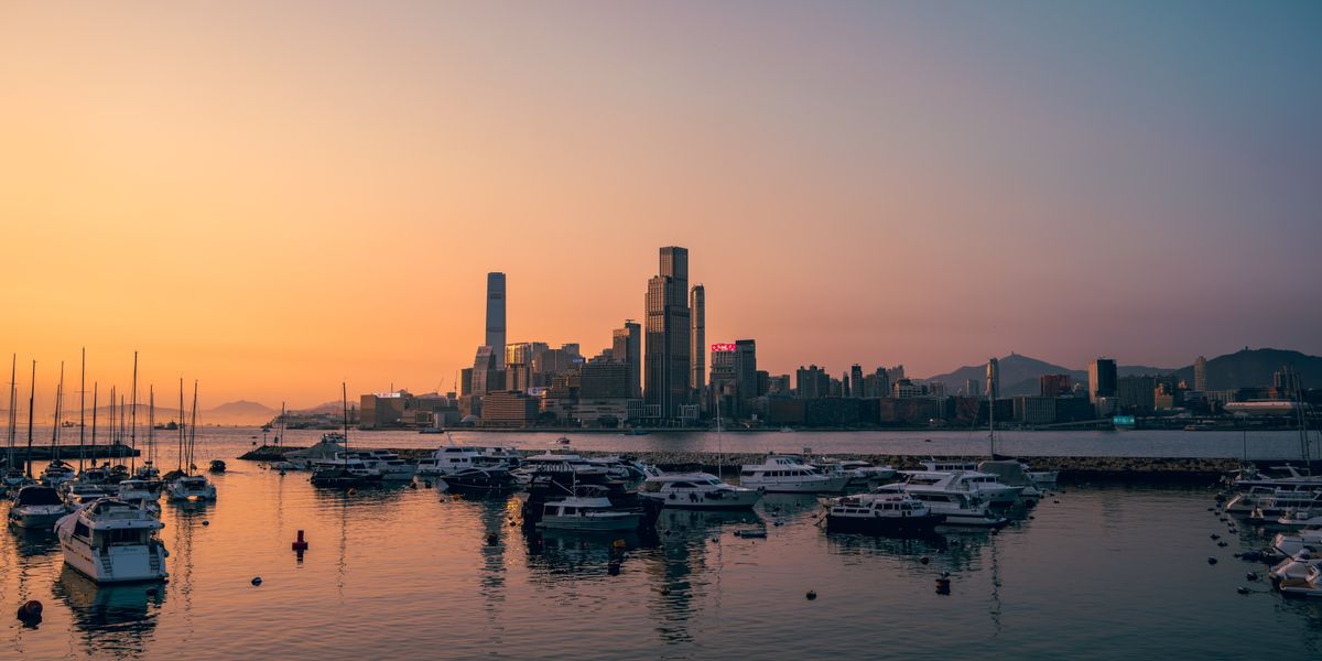 Yachts dans un port de plaisance au coucher du soleil