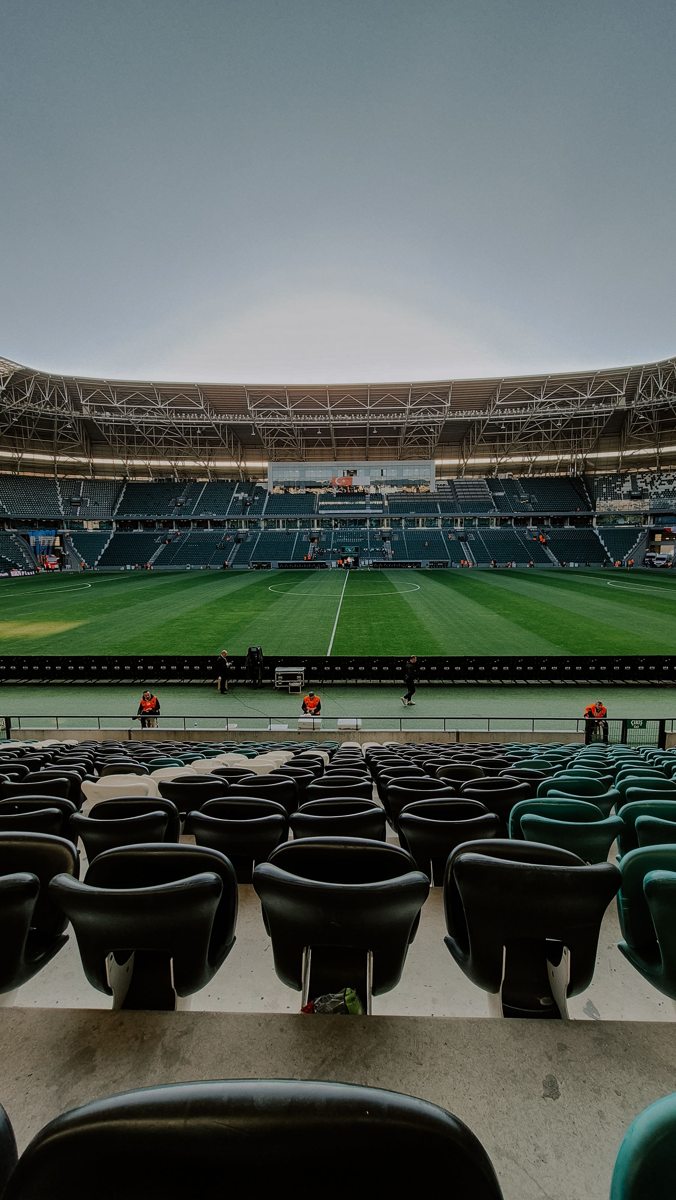 Breedbeeldopname van een leeg voetbalstadion, perfect voor sportgerelateerde projecten.
