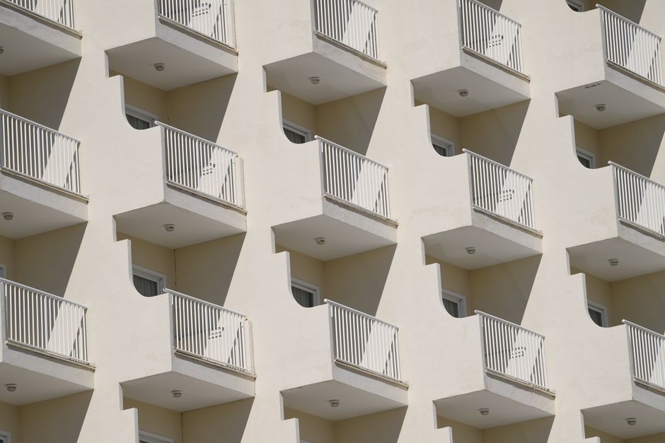 Balcones soleados de un edificio de apartamentos modernos en las Islas Baleares, España.