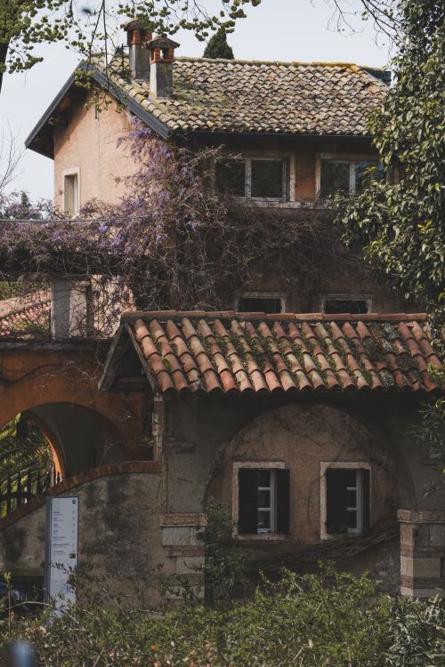 Free Charming rustic villa covered in ivy located in Riva del Garda, showcasing classic Italian architecture. Stock Photo