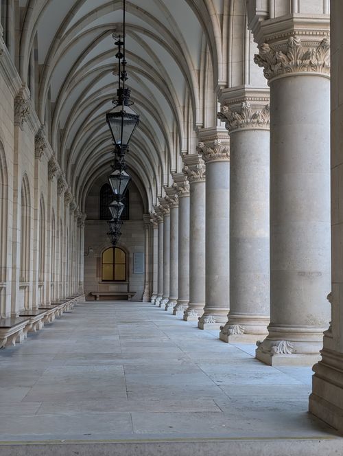 Free Elegant corridor with arched ceiling and columns, offering a classic and serene view. Stock Photo