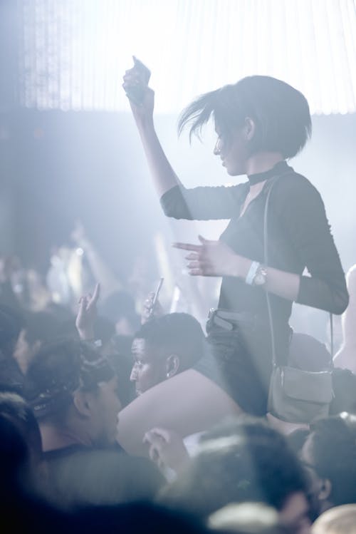 Mujer En Camisa De Manga Larga En Blanco Y Negro Disfrutando En Una Fiesta