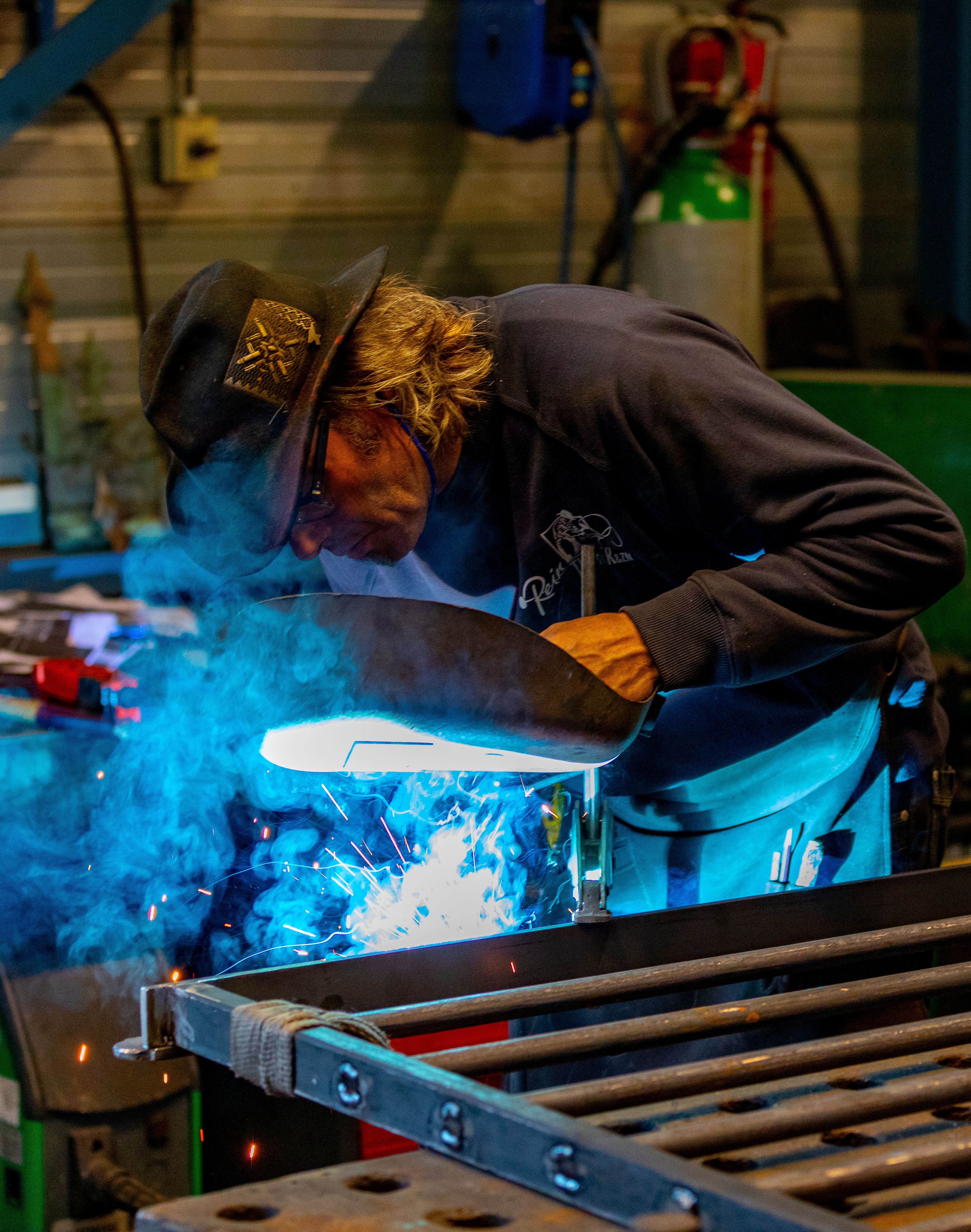 Herrero trabajando en estructura metálica