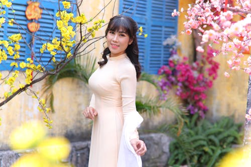 Фотография женщины в персиковом платье