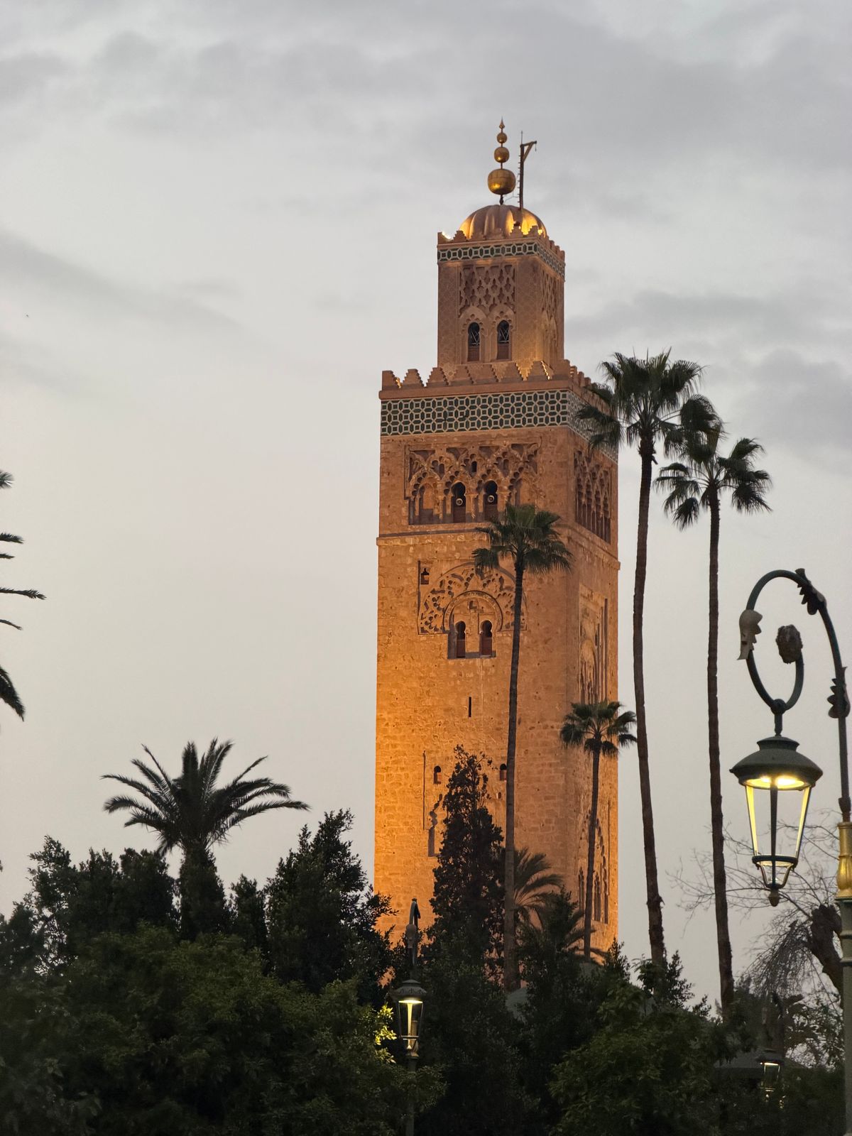 Koutoubia et Marrakech au coucher du soleil