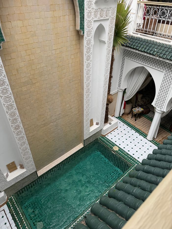 Cour marocaine avec piscine turquoise
