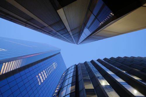 Free Upward view of sleek, modern skyscrapers in London's architectural landscape. Stock Photo