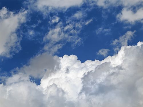 Free Vivid cumulus clouds against a deep blue sky, symbolizing tranquility and summer weather. Stock Photo