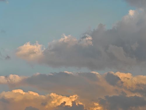 Free A serene sky filled with dramatic sunset clouds in warm and cool hues, perfect for nature enthusiasts. Stock Photo