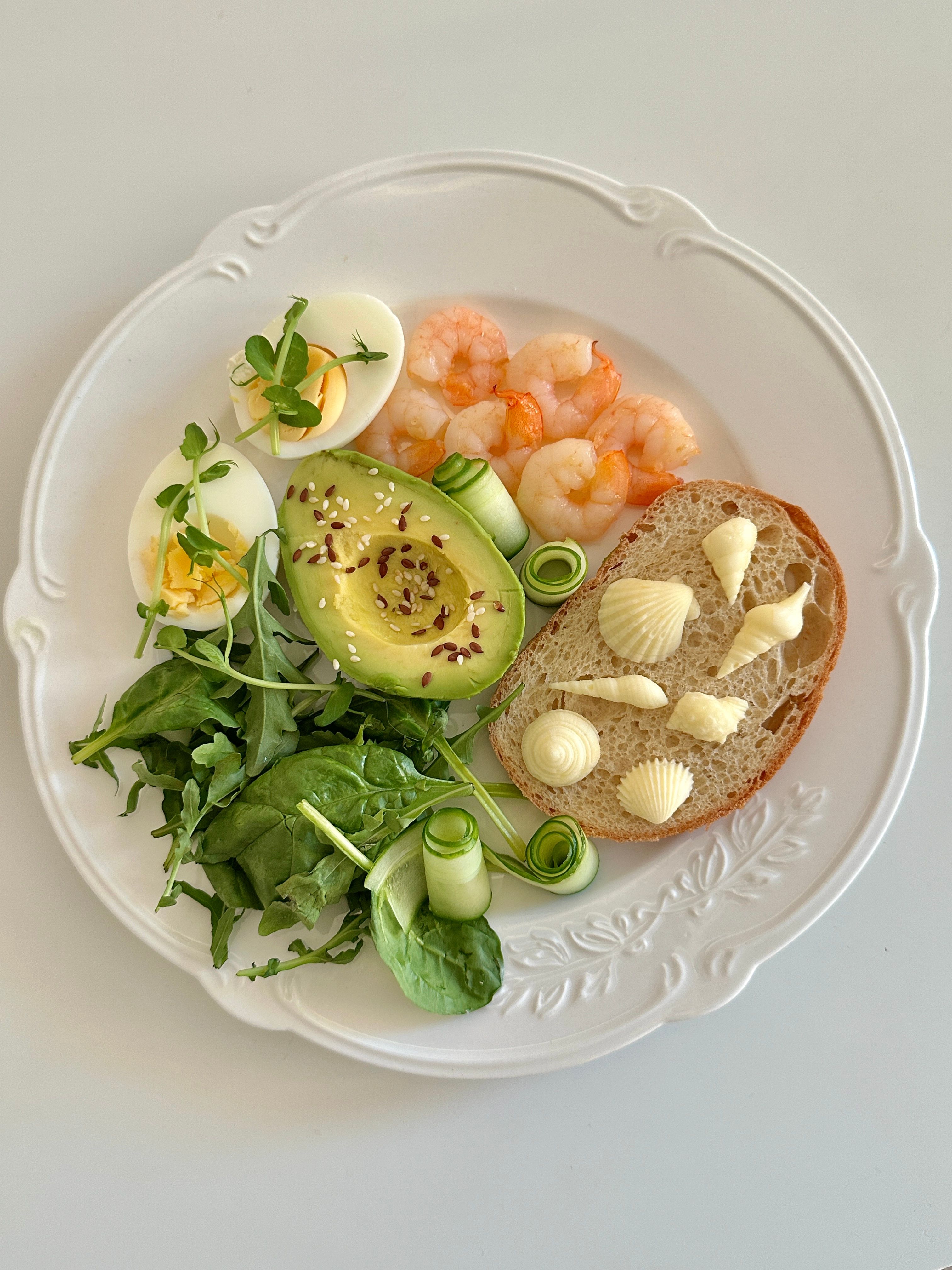 Assiette nordique œuf-crevettes et avocat