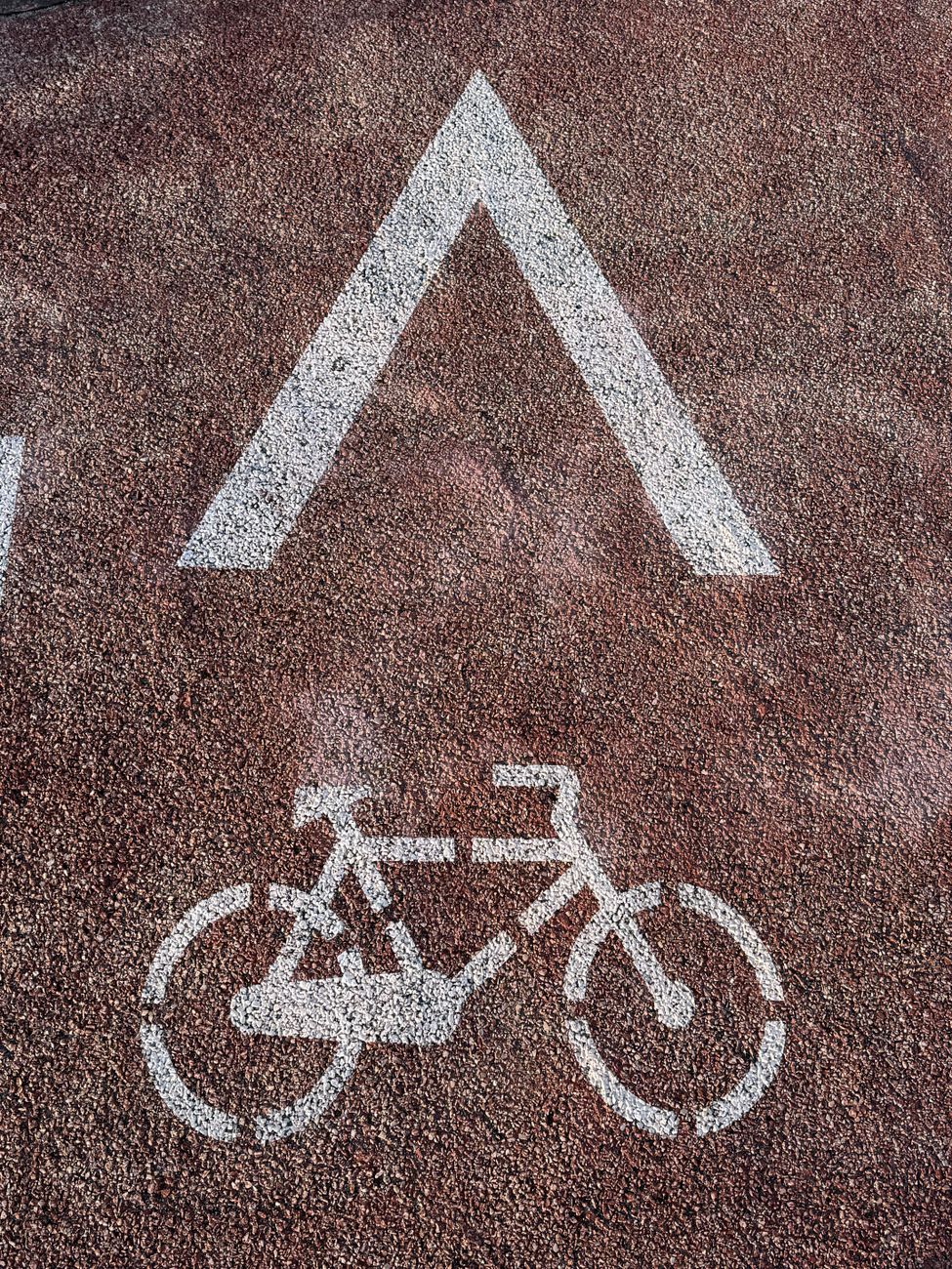Normas para Ciclistas y Peatones: Un Estudio de Caso sobre la Reducción de Accidentes en Carreteras Españolas