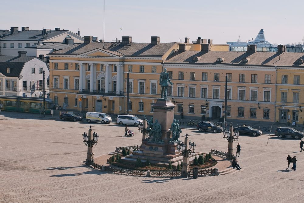 Vedere de sus asupra Pieței Senatului din Helsinki, cu statuia țarului Alexandru al II-lea în centru