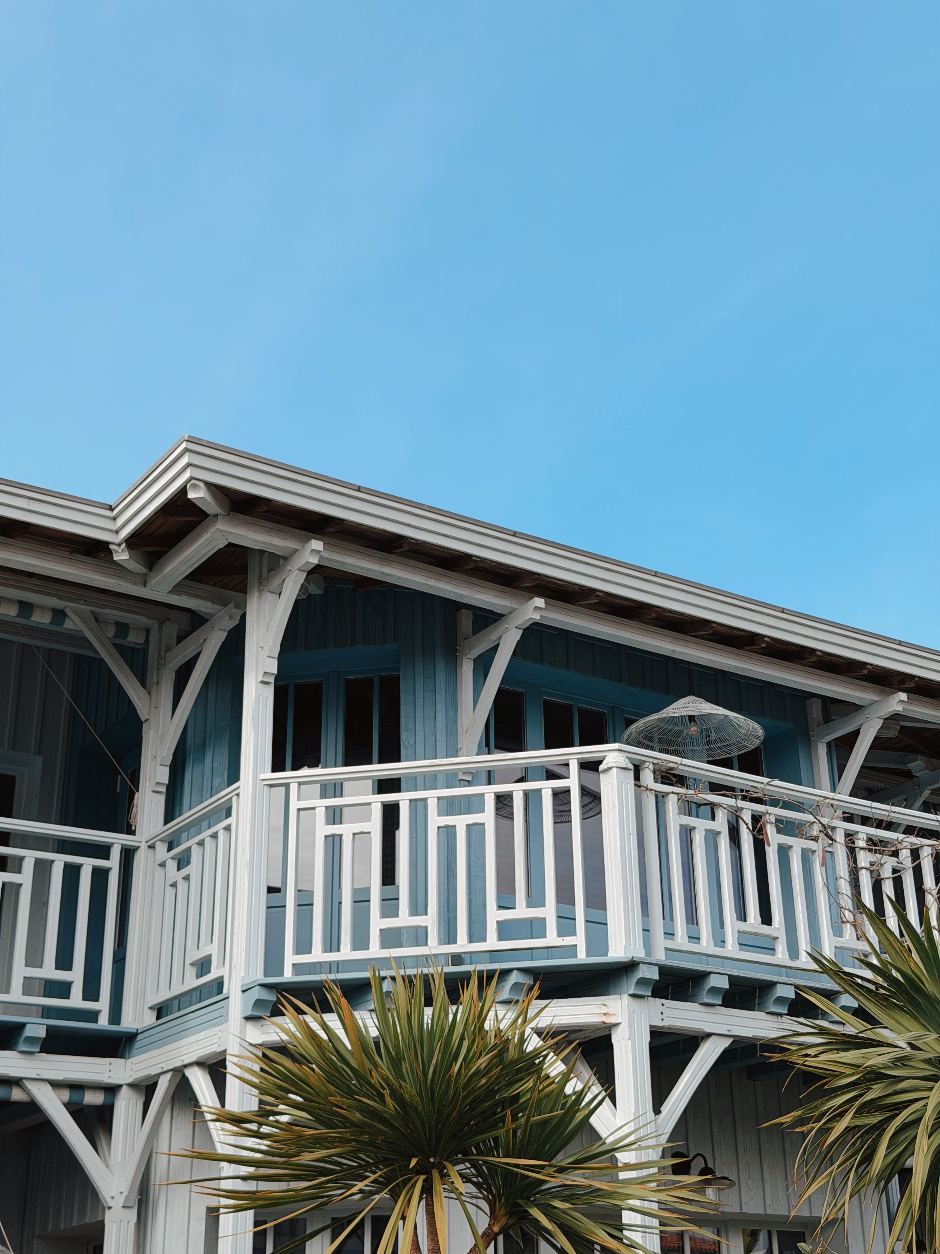 Kustwoning met moderne gevel en uitzicht op zee