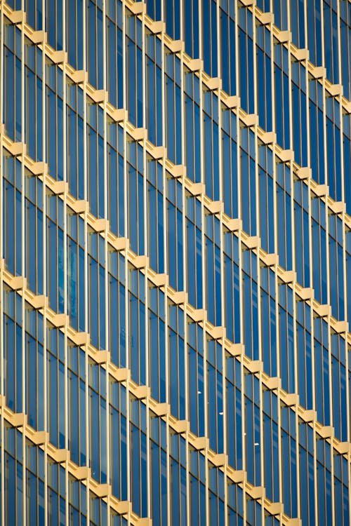 Edificio Arquitectónico Y Ventanas De Vidrio Azul