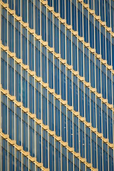 当代建筑立面运用几何设计，展现了玻璃与钢板的材质美感