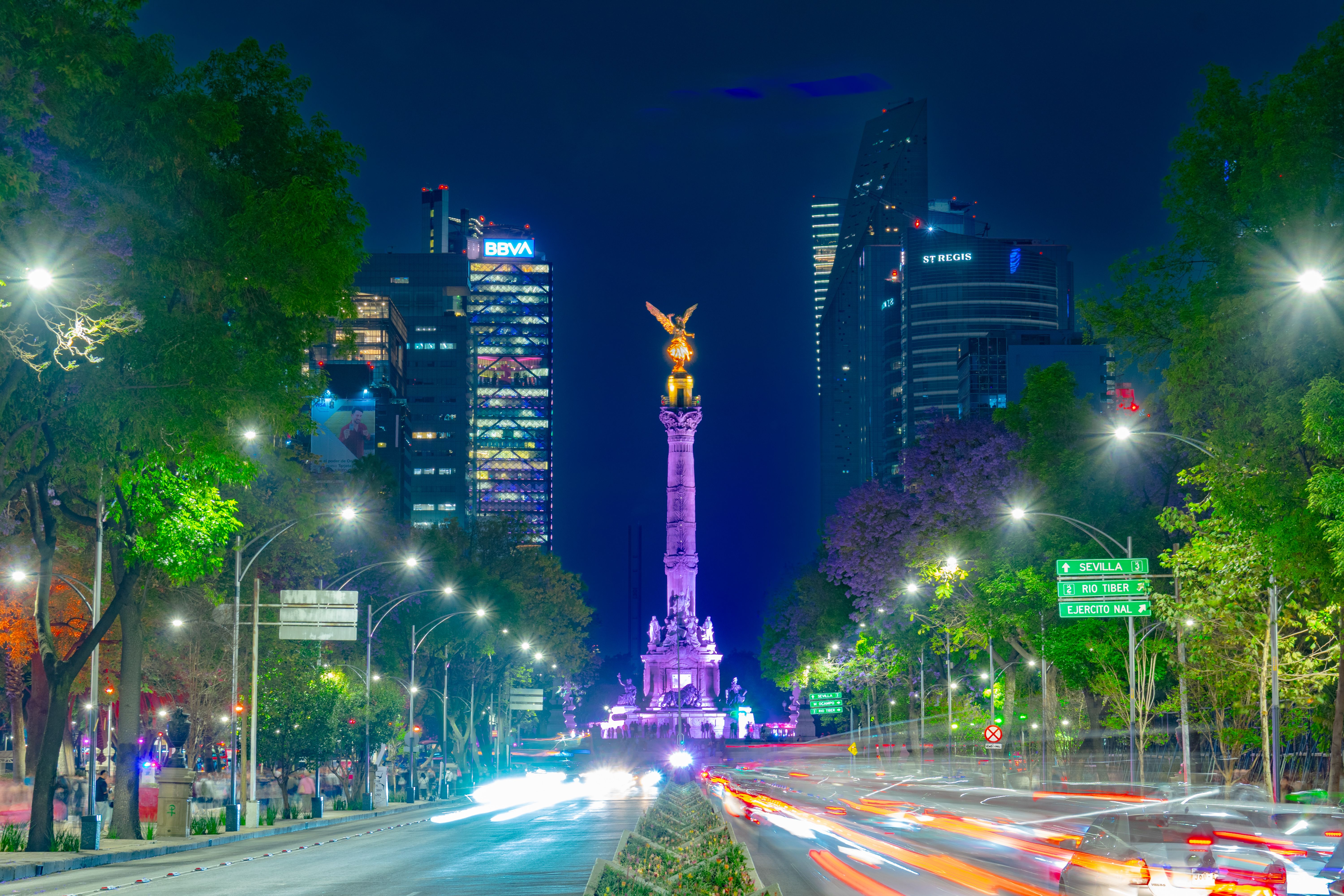 Waze app displaying real-time traffic conditions in a Mexican city