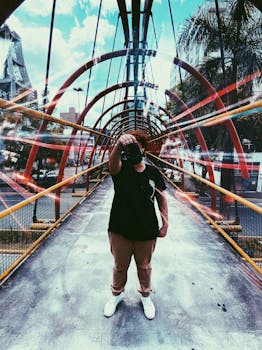 一个人在充满活力、色彩缤纷的城市桥梁上自拍，展现了现代旅行与休闲的主题