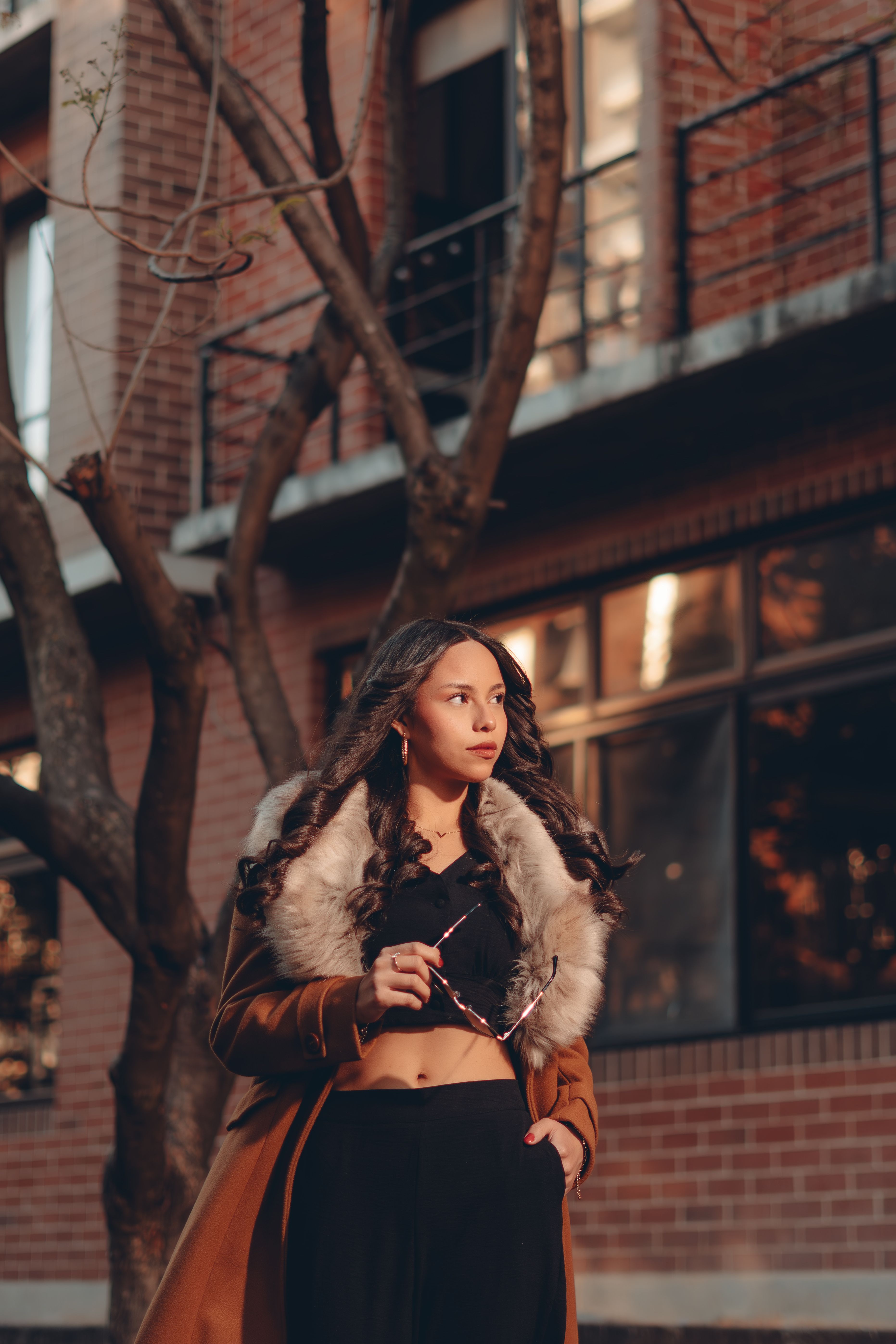 Mujer Elegante Con Abrigo De Piel Paseando Al Aire Libre · Foto de ...