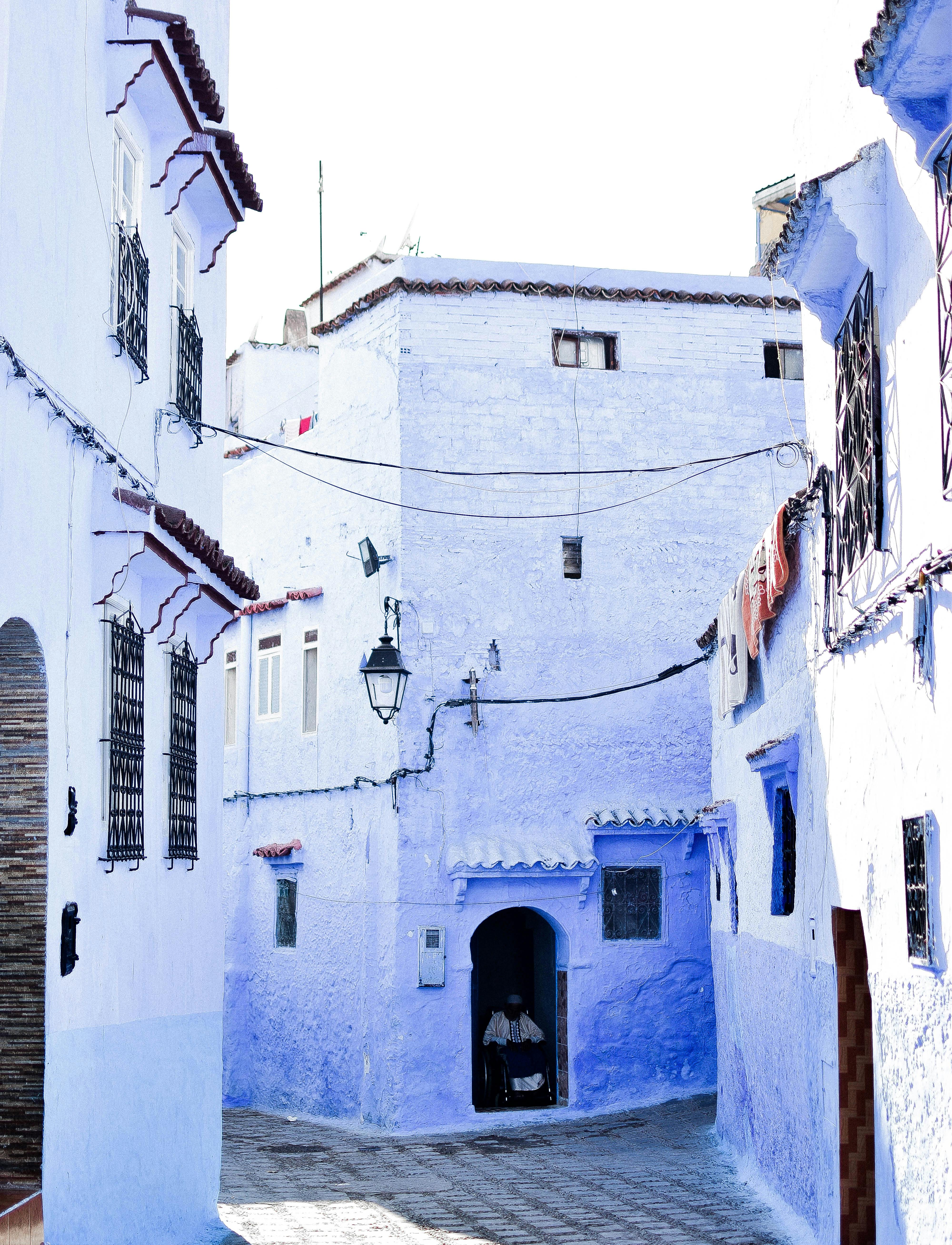 探索谢夫沙万摩洛哥标志性的蓝色小巷，领略传统建筑之美