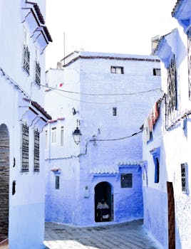 探索谢夫沙万摩洛哥标志性的蓝色小巷，领略传统建筑之美
