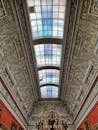 历史建筑中，配有详细装饰品和天窗的建筑天花板令人惊叹