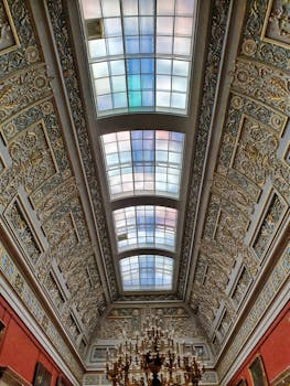 历史建筑中，配有详细装饰品和天窗的建筑天花板令人惊叹