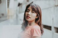 一位年轻女性在城市环境中露出自信表情的特写镜头