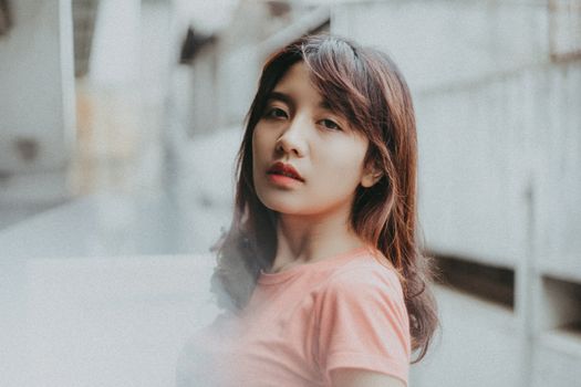 一位年轻女性在城市环境中露出自信表情的特写镜头