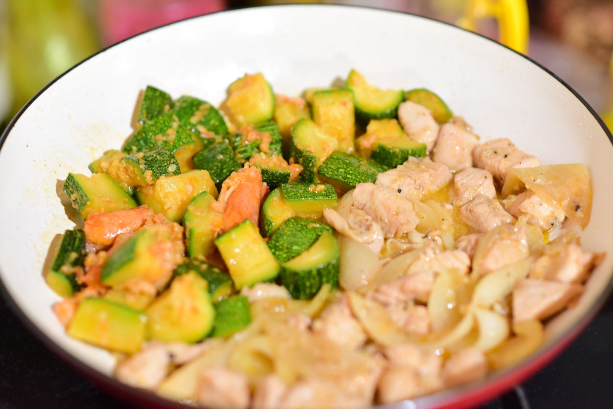 Chicken and vegetable stir fry in a pan