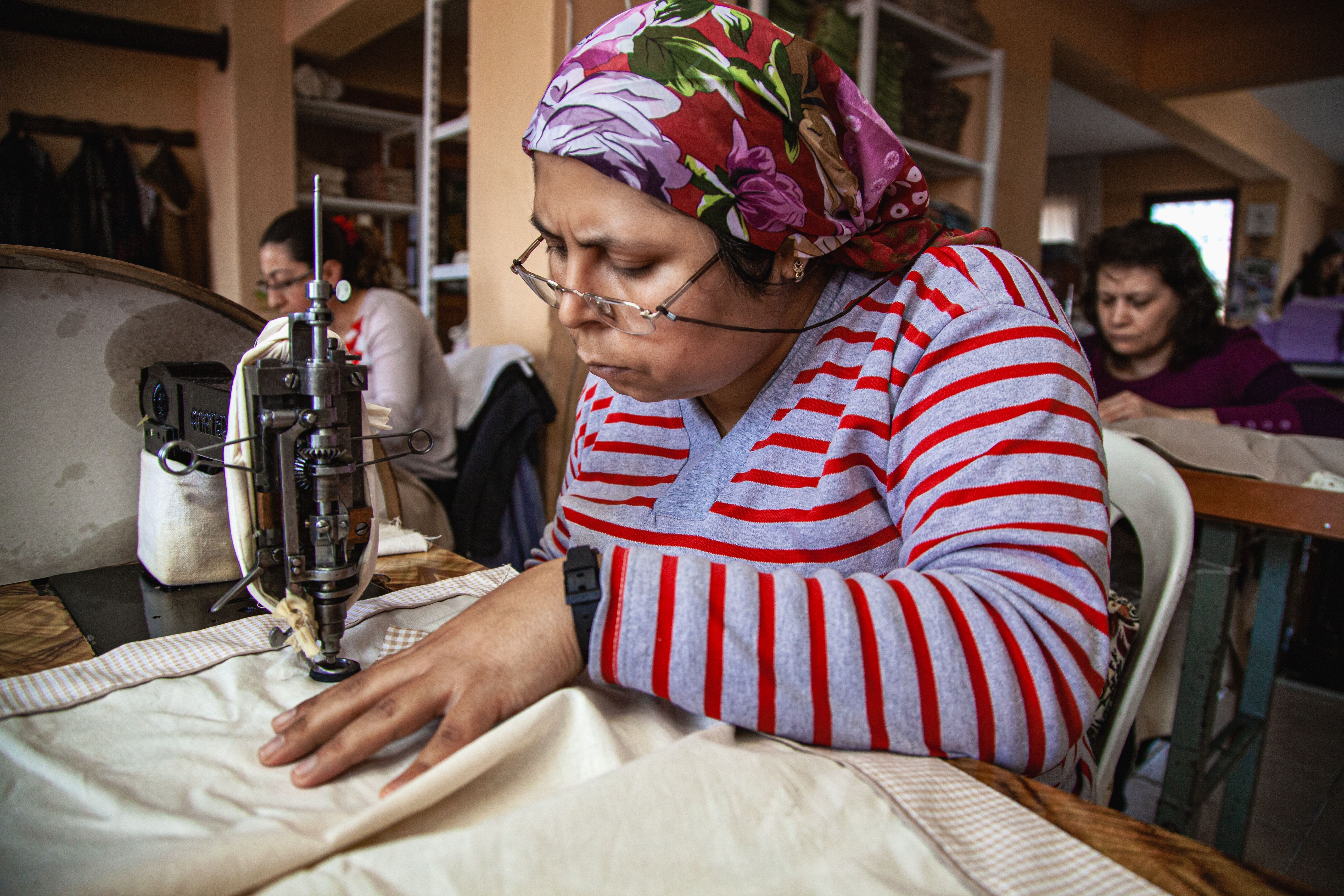 Seamstress concentrating on sewing in a workshop in Denizli, Türkiye. — Maynard Longarm Quilting
