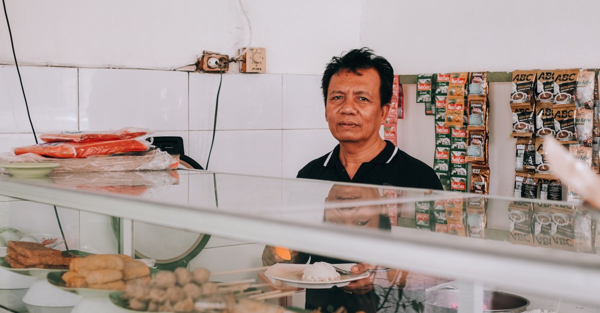 Lombok Sasak spice market and traditional food preparation